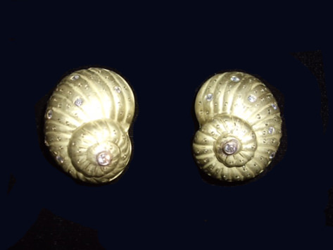 Sea Shell 18k Gold Diamond Earring